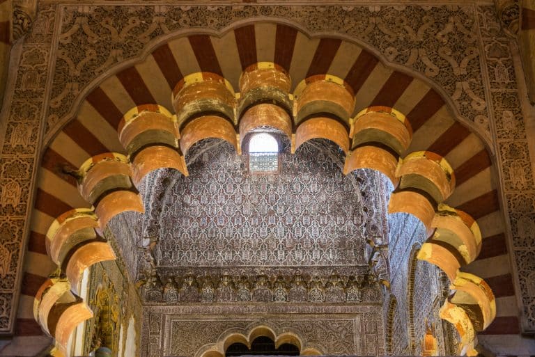 Arcs polylobés bicolores et décor sculpté de la Mosquée-Cathédrale de Cordoue, art du califat omeyyade